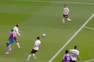 外網(wǎng)熱議！科爾克茲最后不敢右腳解圍，扭著身體送水晶宮邊線球，隨后被絕殺
