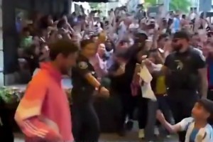 馬卡報(bào)曬球迷在酒店外等候梅西視頻，配文：美國為他瘋狂