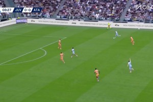 這都不傳？庫普梅納斯斷球小角度低射被撲！奧蓬達包抄空門跪地了