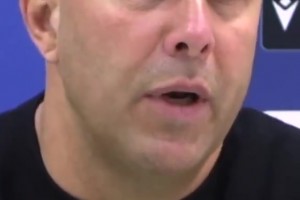 是誰？斯洛特：最后時(shí)刻某人決定沖出去打反擊，導(dǎo)致我們被絕殺