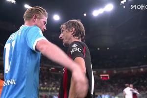 兩位中場(chǎng)大師！賽后莫德里奇與德布勞內(nèi)擁抱致意！