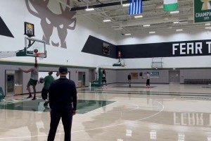 雄鹿隊(duì)內(nèi)訓(xùn)練，庫(kù)茲馬這個(gè)狀態(tài)太離譜了吧？連續(xù)投籃都短了！