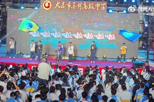 都是庫(kù)里死忠粉吧？大連中學(xué)驚現(xiàn)男同學(xué)在舞臺(tái)表演《庫(kù)里》