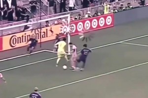 梅西之所以是梅西，因?yàn)樗怯眉夹g(shù)和腦子踢球??