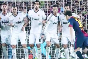 昔日國家德比，面對(duì)皇馬豪華人墻，梅西打入精彩任意球