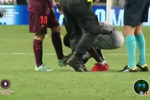 博主：不敢相信在C羅長大的球場里，葡萄牙球迷親吻了梅西的腳