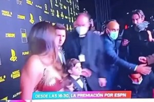 硬懟！主辦方讓安東內(nèi)拉走開，梅西拉住把她留在了身邊