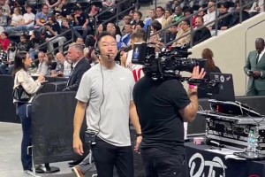 庫(kù)里和小粉絲擊掌！這娃大喊：我再也不洗手了??