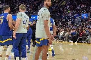 小盆友們似乎還不太興奮~小佩頓笑瞇瞇給4位庫(kù)里小球迷簽名