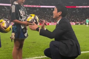 名將有能！率領(lǐng)日本隊(duì)歷史首勝巴西，森保一賽后給小球迷簽名合影