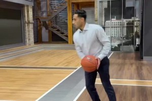 名記Shams爆料雄鹿簽下字母弟，順便展示了一下自己的球技??