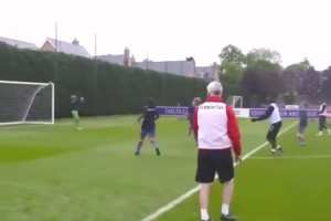 降維打擊！名場(chǎng)面：博拉西在訓(xùn)練中戲耍整個(gè)水晶宮女隊(duì)！