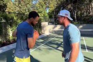 普通人和庫(kù)里單挑，真是毫無(wú)體驗(yàn)感的一件事??