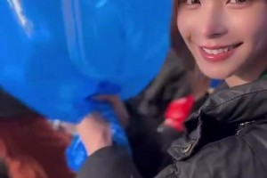日本知名女星現(xiàn)場(chǎng)為日本隊(duì)加油助威，這是哪位有人認(rèn)識(shí)嘛??