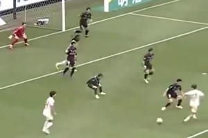 太自信了！現(xiàn)在的日本球員在禁區(qū)內(nèi)已經(jīng)能如此閑庭信步??