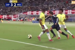 伊東純也面對(duì)巴西雙人防守，過人突破真自信啊