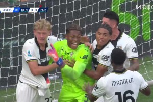 日本門神！鈴木彩艷意甲補(bǔ)時(shí)撲出點(diǎn)球！助帕爾馬拿到1分！