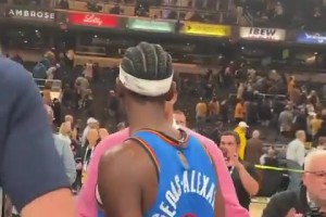 上季總決重演！猜猜賽后哈利伯頓對55分的亞歷山大說了什么？