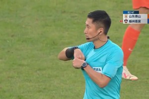 直接脫鞋不踢了！梅州外援怒罵馬寧被紅牌罰下??