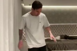 不屬于地球的球感！名場面：梅西當(dāng)年回應(yīng)哈維的顛卷紙?zhí)魬?zhàn)！