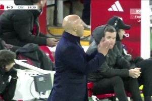 利物浦0-3落后水晶宮！戈麥斯出球被斷，皮諾內(nèi)切兜射破門