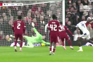 利物浦落后！鐮田大地挑傳戈麥斯解圍不遠，薩爾抽射破門