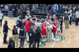 致敬蘭尼-威爾肯斯！雄鹿主場(chǎng)球衣賽后抱圈 杜蘭特也湊上去