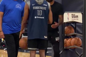 歐文即使受傷也在默默地為球隊(duì)復(fù)出，訓(xùn)練期間指導(dǎo)隊(duì)員??！