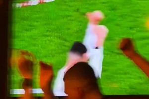 愛(ài)爾蘭酒吧內(nèi)球迷對(duì)C羅紅牌的反應(yīng)