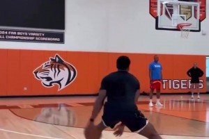 無(wú)解的開發(fā)大殺器！近距離看米切爾的持球投籃！他也太壯了吧~