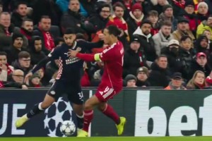 埃因霍溫官推怒贊：自家球員穿襠戲耍范戴克！