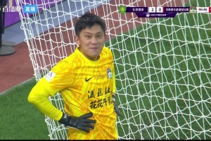 表情包！王國明撲出法比奧點球被判重罰，一邊噴水一邊苦笑??