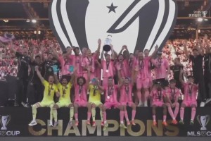 率隊奪美職聯(lián)總冠軍！梅西捧起冠軍獎杯全隊歡呼慶祝！