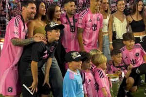 邁阿密國際奪冠！梅西、蘇亞雷斯、阿爾巴、布斯克茨家庭合影??