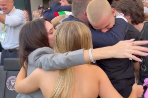 哨響時(shí)刻貝克漢姆一家慶祝奪冠，小貝真帥&小七也長(zhǎng)大漂亮了