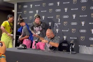 邁阿密國際球員闖入馬斯切拉諾新聞發(fā)布會(huì)，向他潑灑啤酒慶祝??