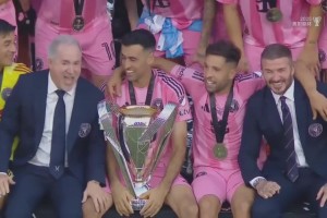 老男孩完美謝幕！奪冠慶祝布斯克茨與阿爾巴C位，身旁是老板！