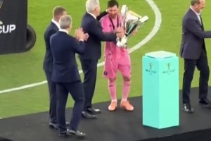 頒獎(jiǎng)時(shí)刻，梅西一甩頭：老貝來站我邊上??