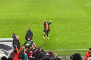 薩拉赫賽后獨(dú)自停留在場邊，并向球迷長時(shí)間鼓掌揮手